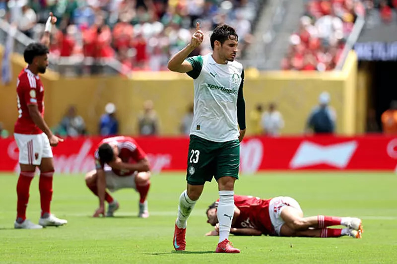 رافائيل فيجا لاعب بالميراس رافائيل فيجا لاعب بالميراس